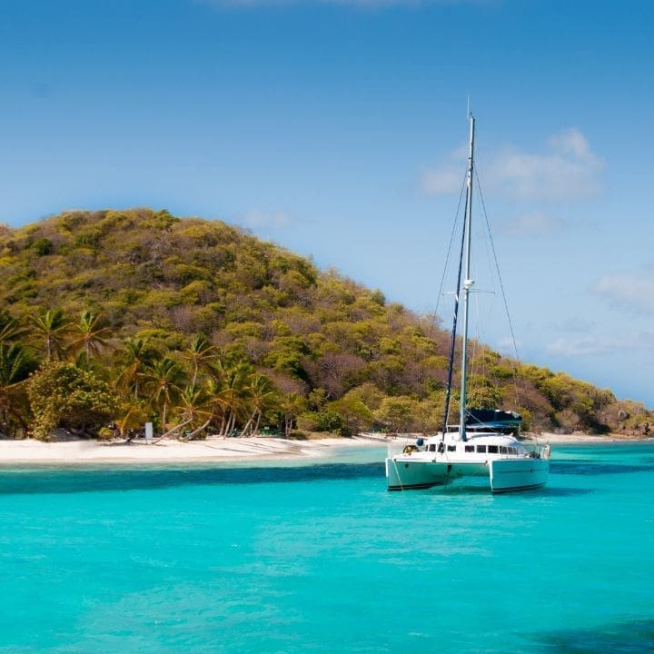 Navega en catamarán por las islas