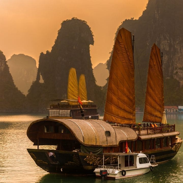 Crucero por la Bahía de Halong en barco tradicional