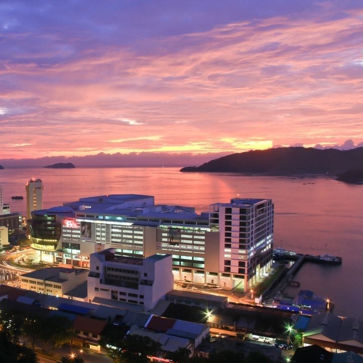 Crucero al atardecer por la bahía de Kota Kinabalu
