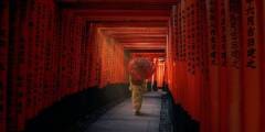 mujer japonesa paseando