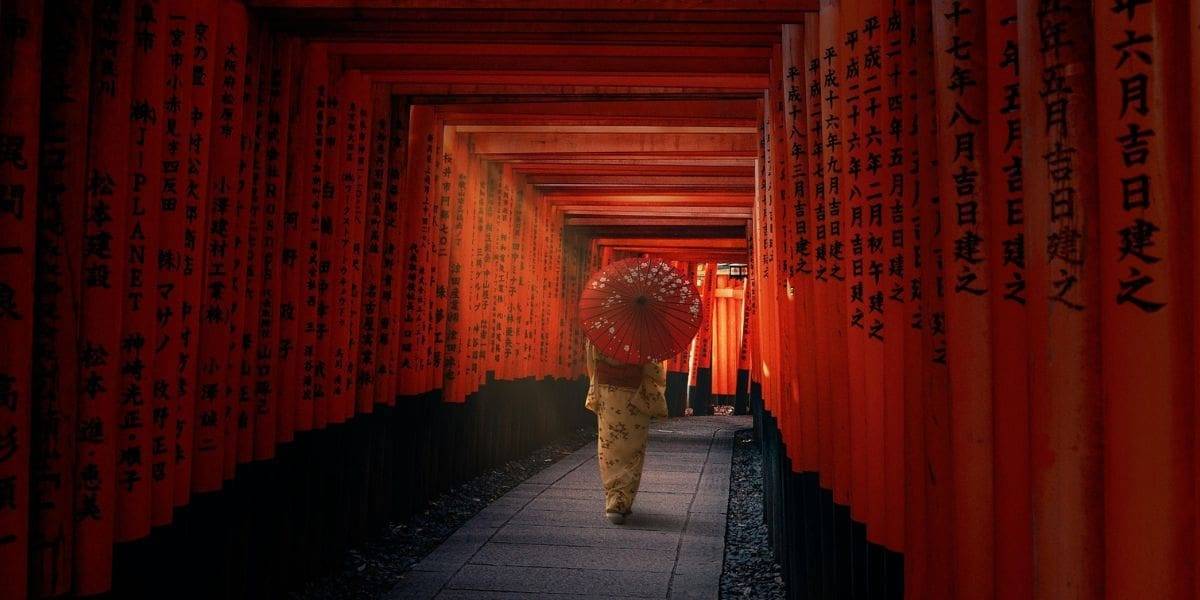 mujer japonesa paseando mujer japonesa paseando